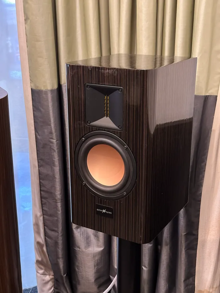 Bafle bookshelf AstorAudio Prima, de dos vías con tweeter de cinta, exhibido en el Buenos Aires High-End Audio Show 2026