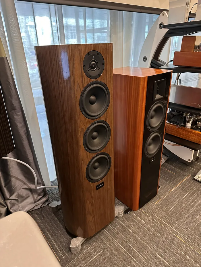 Bafles AstorAudio Gutta y Prima 2.5 en la sala de AstorAudio en el Buenos Aires High-End Audio Show 2026