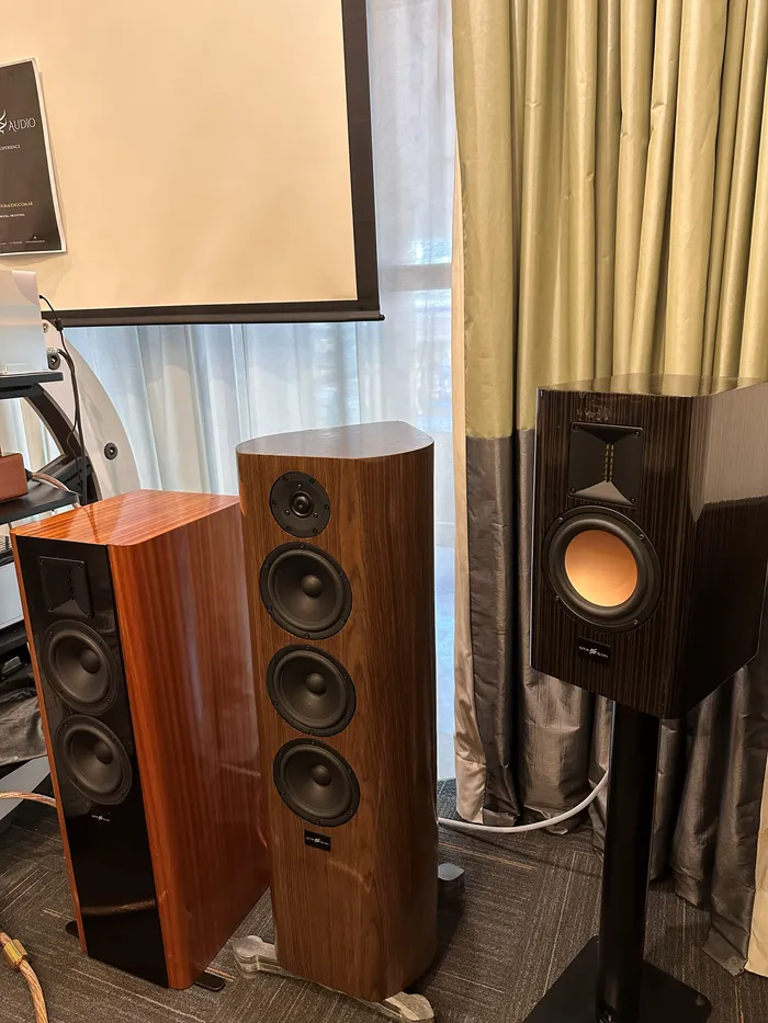 Los tres modelos de bafles AstorAudio —Prima, Gutta y Prima 2.5— exhibidos en el Buenos Aires High-End Audio Show 2026