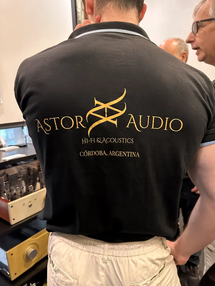 Integrante del equipo de AstorAudio con la remera de la marca en la sala del Buenos Aires High-End Audio Show 2026