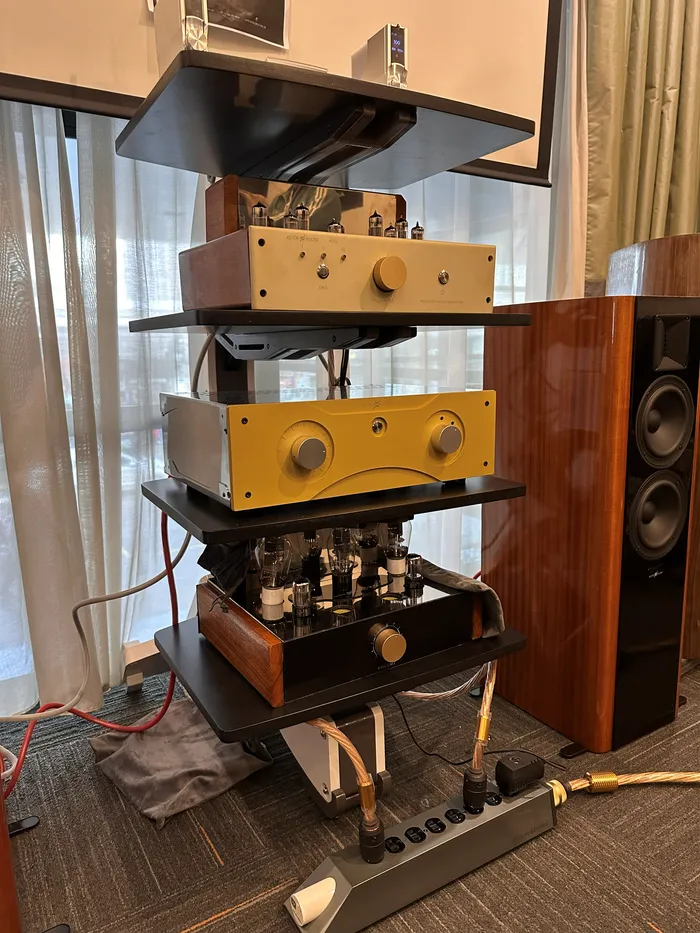 Rack con los amplificadores AstorAudio Armónico, Vitta y Aurum en la sala de AstorAudio durante el Buenos Aires High-End Audio Show 2026
