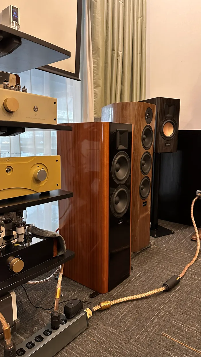 Vista general de la sala de AstorAudio en el Buenos Aires High-End Audio Show 2026, con los bafles Gutta, Prima y Prima 2.5 junto al rack de equipos