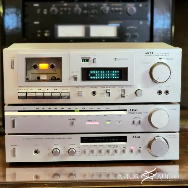 Combo Hi-Fi Akai vintage restaurado por AstorAudio con amplificador AM-U022, sintonizador AT-K11 y deck CS-M02 en funcionamiento